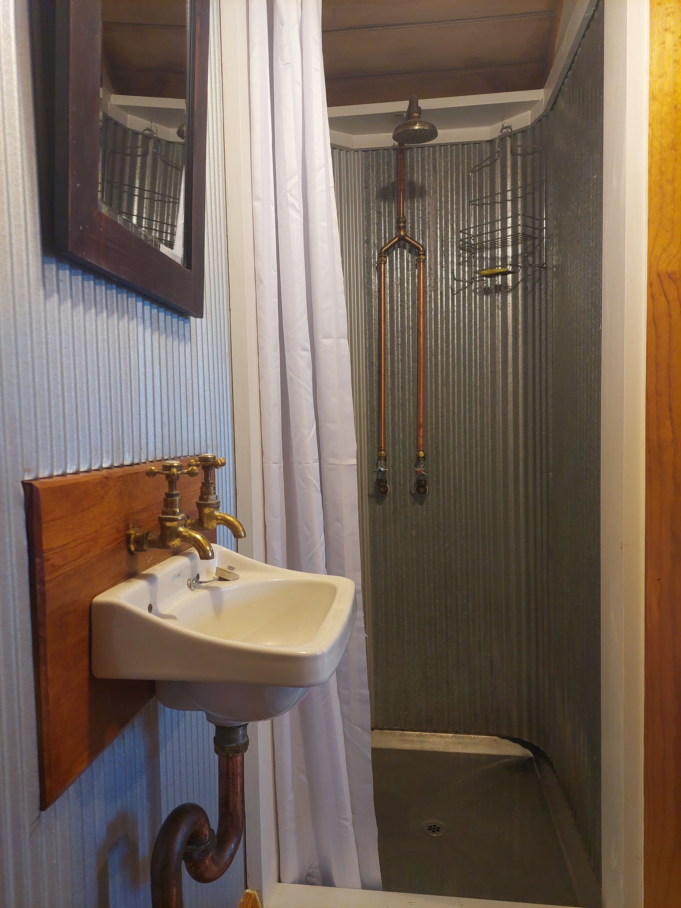 シャワー、タオル、石鹸、トイレットペーパー