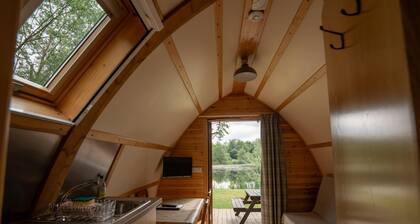 Standardi-Hytti-Oma kylpyhuone suihkulla