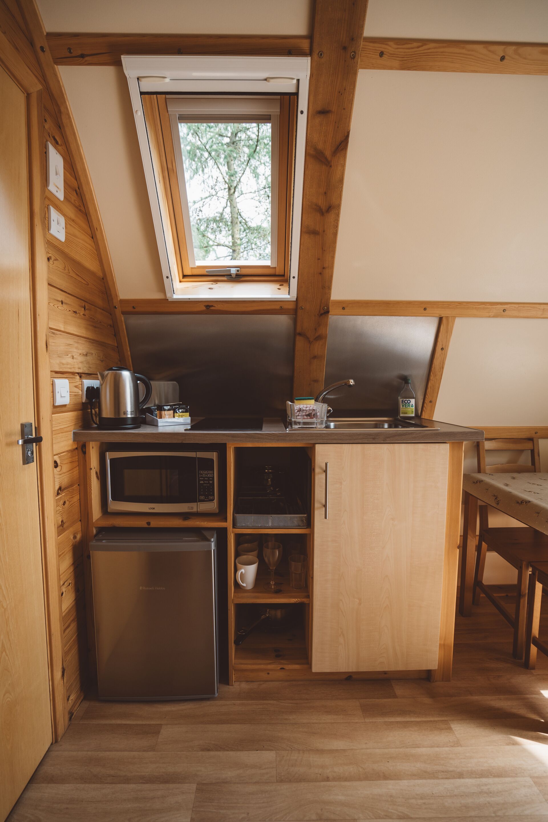 Cafetera o tetera, frigorífico, placa de cocina y hervidor eléctrico