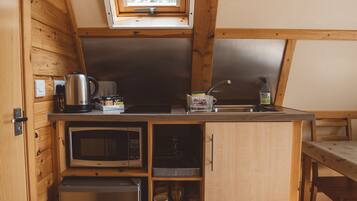 Cafetera o tetera, frigorífico, placa de cocina y hervidor eléctrico