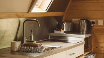 Coffee/tea maker, fridge, microwave, stovetop