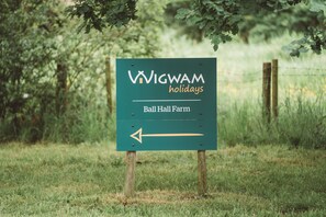 Panneau indicateur indiquant la direction du Ball Hall Farm, un établissement de Wigwam Holidays.