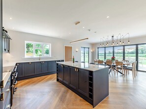 Lava-louças, cadeirão de bebê