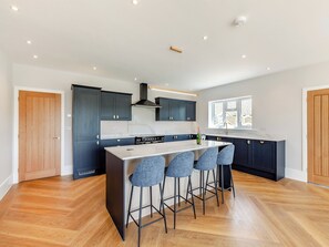 Een vaatwasser, een kinderstoel