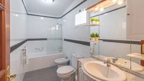 Dusj, hårføner og håndklær