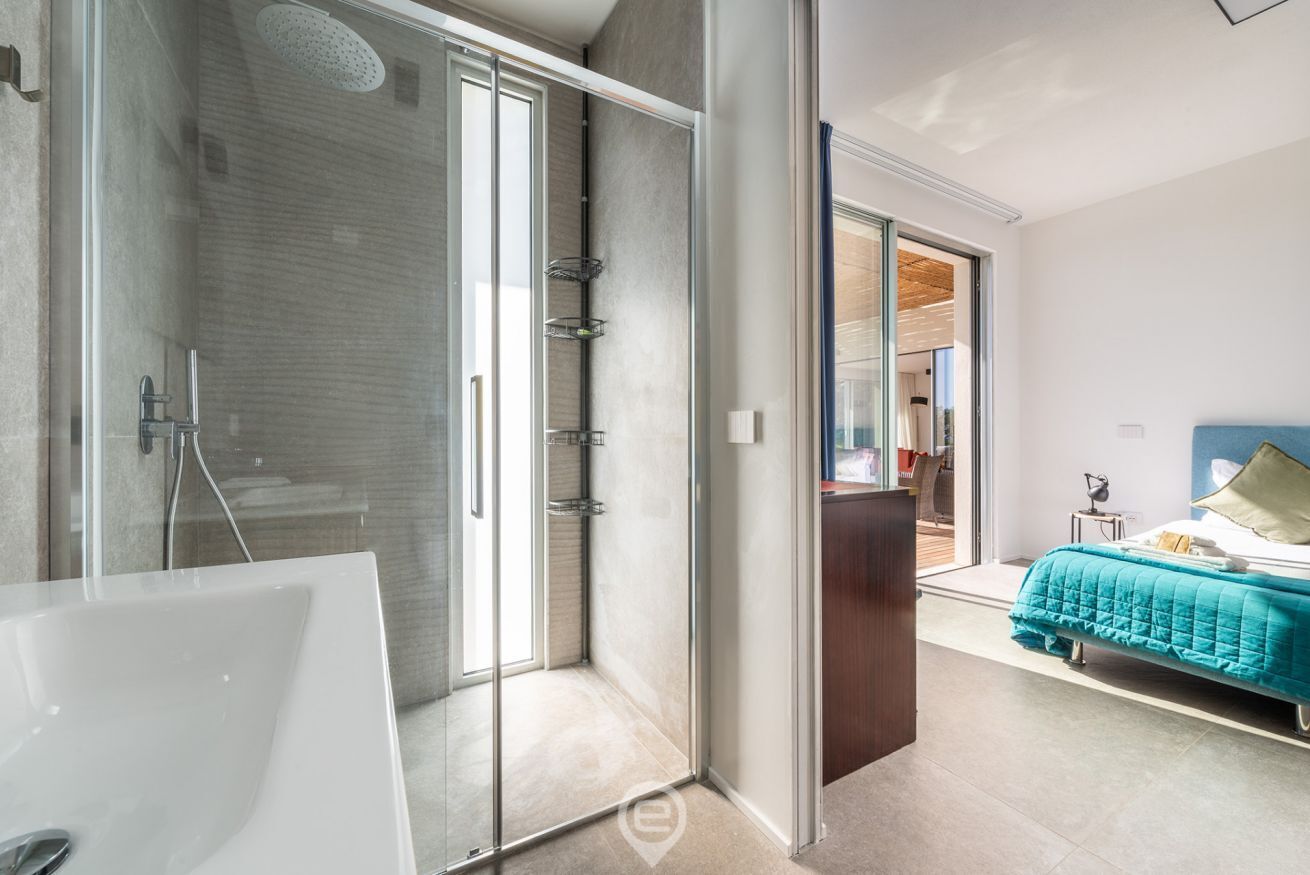 Shower, free toiletries, hair dryer, bidet