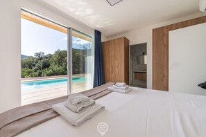 3 bedrooms, desk, iron/ironing board, travel crib - Villa Gali (Is Molas)