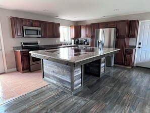 Een microgolfoven, een oven, een kookplaat, een vaatwasser