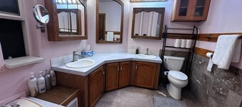 Prime Corvallis Base Camp: Walk OSU & Downtown, 4BR, Game Room, AC, Wii & More