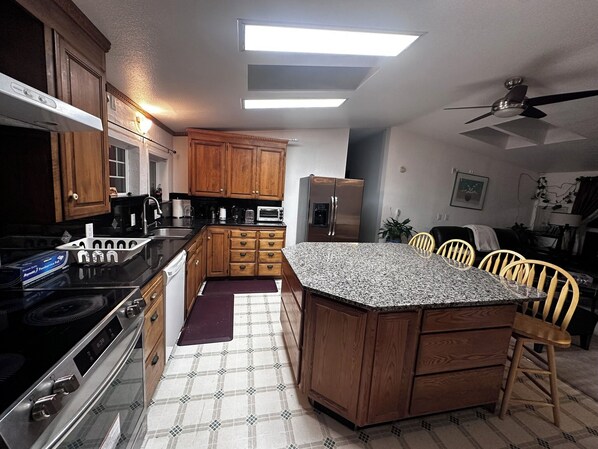 Kjøleskap, mikrobølgeovn, ovn og kokeplater