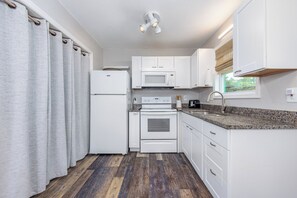 Kjøleskap, mikrobølgeovn, ovn og kokeplater