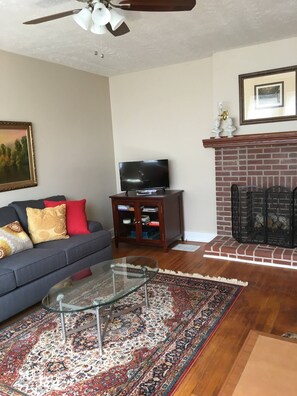Smart TV - Near Oakland, DT, Monroeville,Traditional decor, Off-Street parking, US OPEN 532 (Pittsburgh)