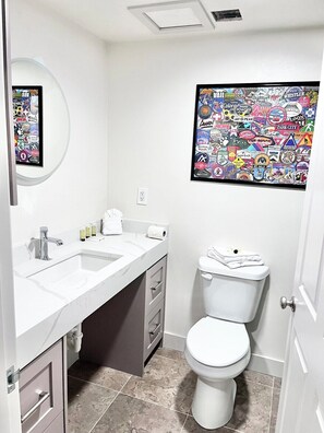 Douche, sèche-cheveux, serviettes fournies