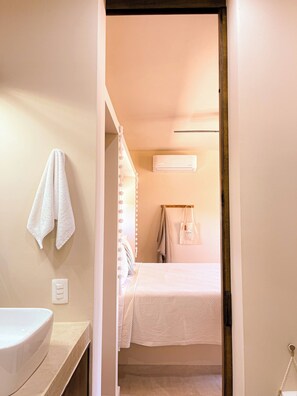 Milieuvriendelijke toiletartikelen, een haardroger, handdoeken, zeep