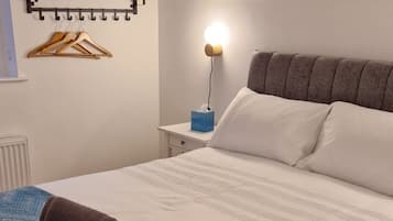 2 habitaciones, tabla de planchar con plancha, cuna de viaje y wifi