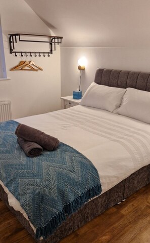 2 habitaciones, tabla de planchar con plancha, cuna de viaje y wifi