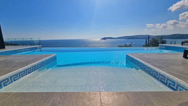 An infinity pool with a clear view of the sea and distant hills. - Casa Picos Palace with swimming pool and panoramic ocean view in Huatulco Bays (Santa María Huatulco)