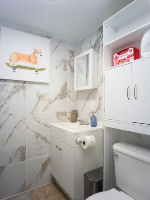 Dusj, hårføner, håndklær og sjampo