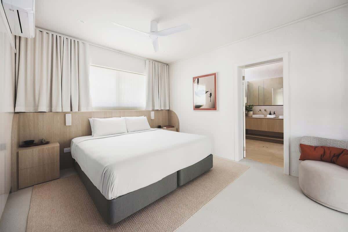 5 bedrooms, iron/ironing board, WiFi, bed sheets