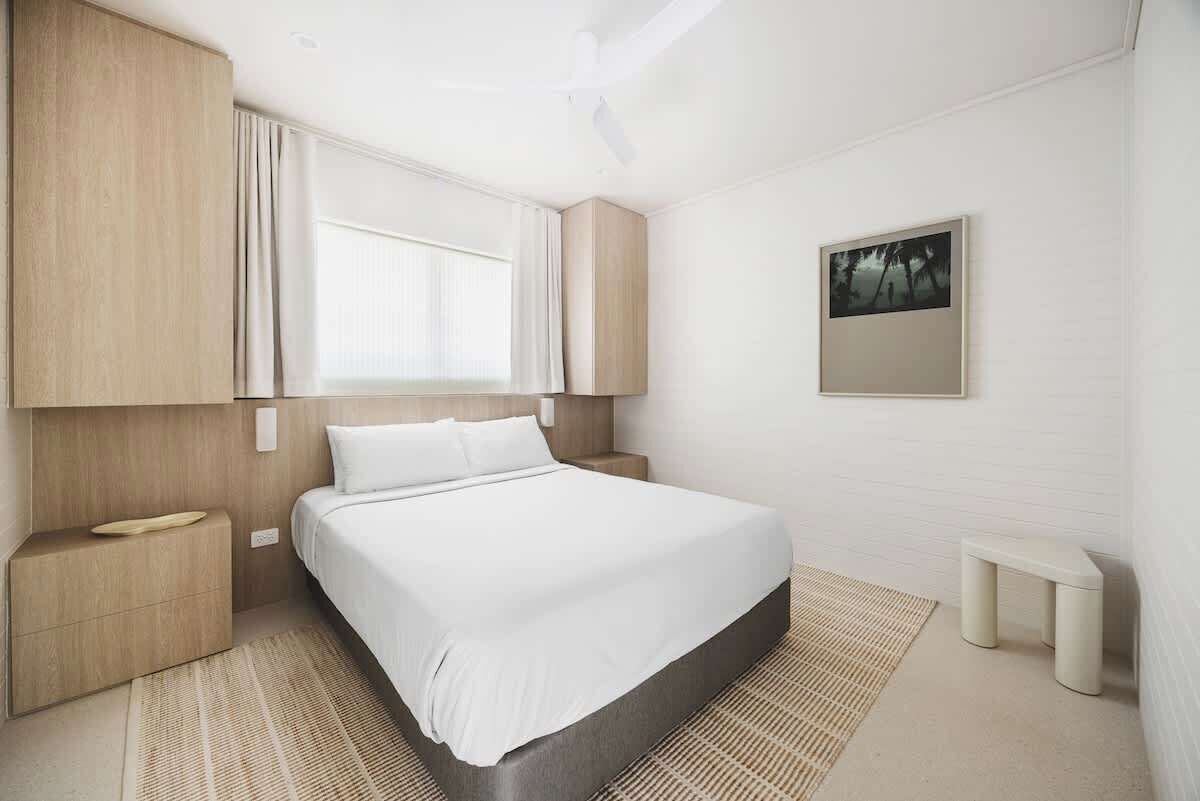 5 bedrooms, iron/ironing board, WiFi, bed sheets