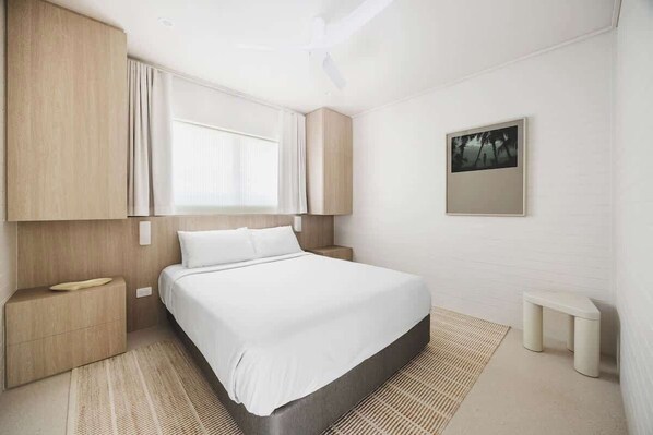 5 bedrooms, iron/ironing board, WiFi, bed sheets