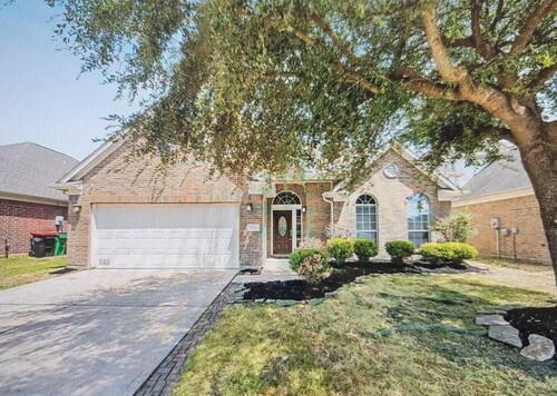 Spacious 5-bedroom house in peaceful Spring with WiFi, AC