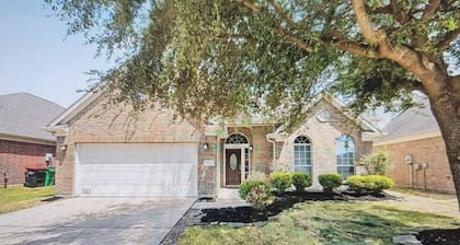 Spacious 5-bedroom house in peaceful Spring with WiFi, AC