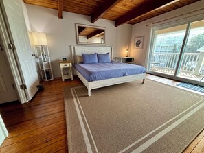 3 habitaciones, escritorio y tabla de planchar con plancha