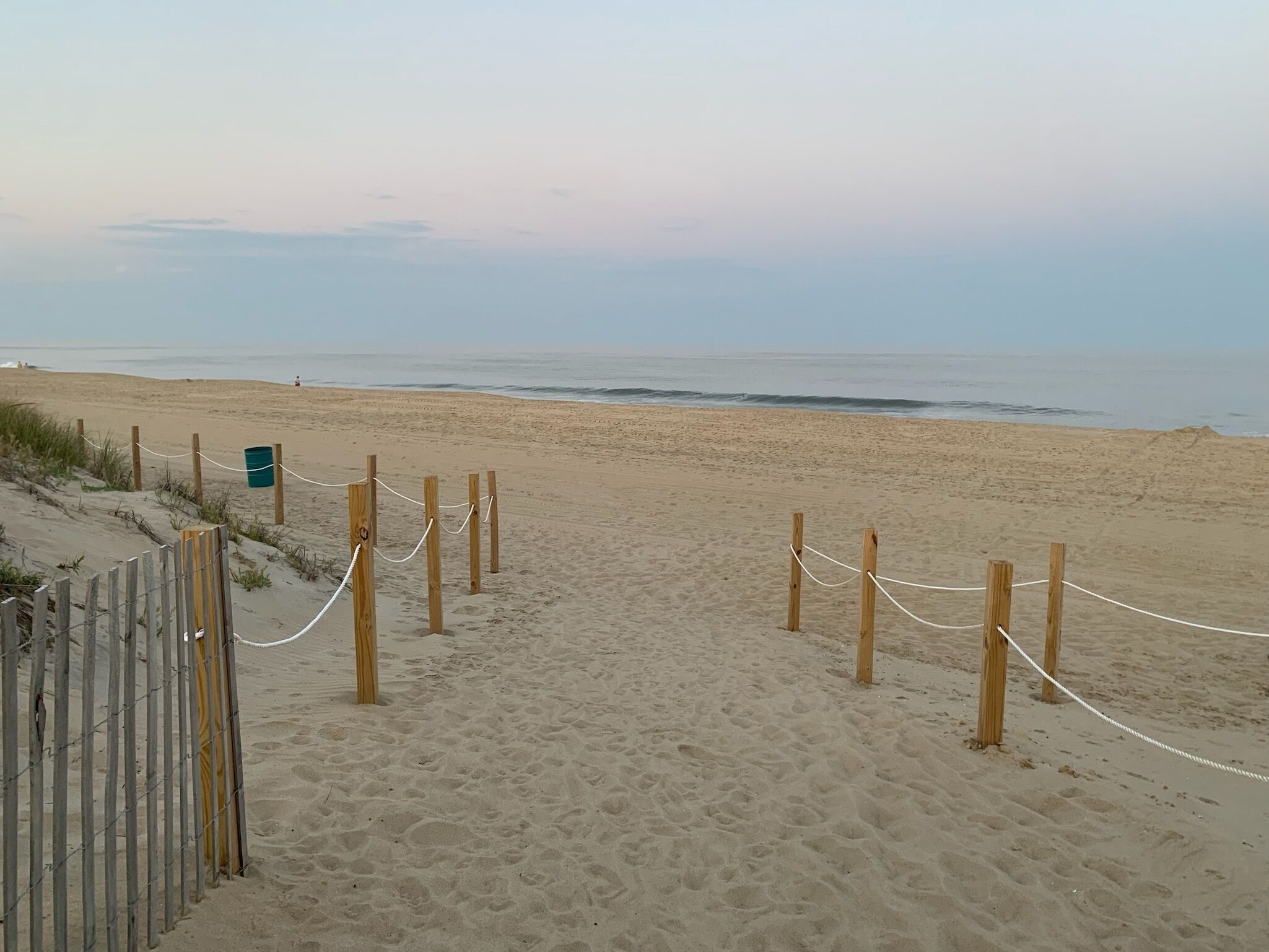 بالقرب من الشاطئ، كراسي للتشمس، مناشف للشاطئ