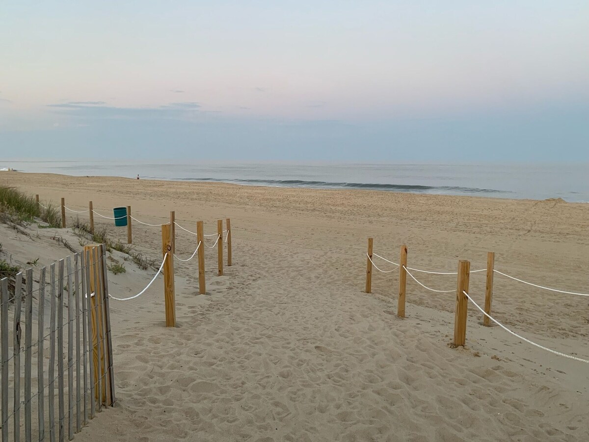 Beachside Bliss: Renovated Pet-Friendly Townhome Just Steps from the Beach!