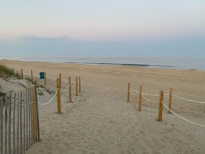 Plage à proximité, chaise longue, serviettes de plage