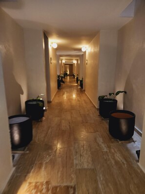 Interior - Spacious 2BR, 2BA ground level. rooftop pool, 5 mins from the beach & downtown (Tulum)