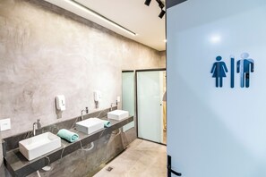 Een douche, handdoeken, toiletpapier