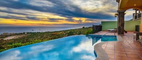 Een buitenzwembad, een verwarmd zwembad