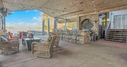 Luxury Lakefront 4br: Hot Tub, Game Room & Wi-fi