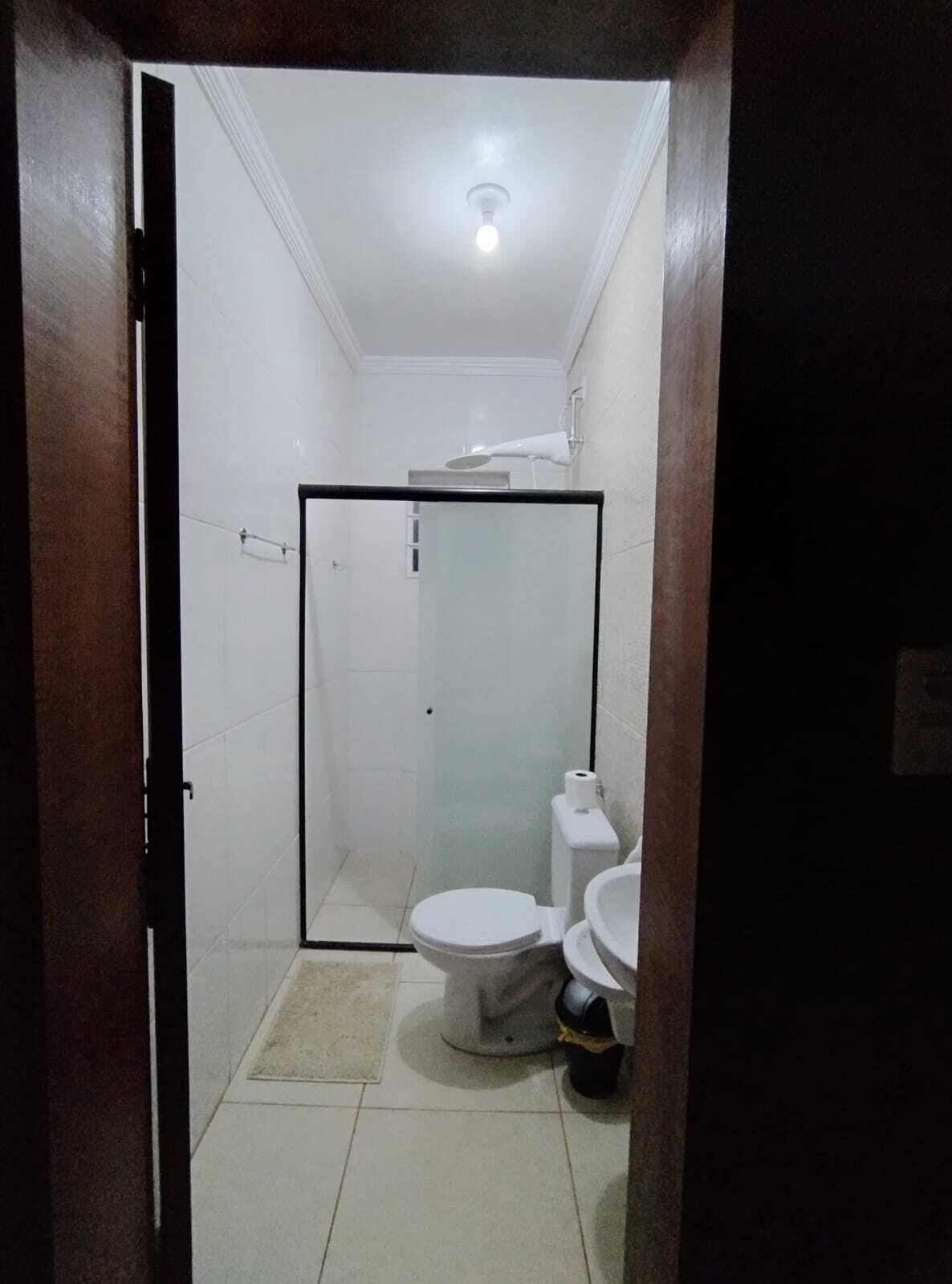 Kamar Quadruple Keluarga | Kamar mandi | Bathtub dan shower terpisah, handuk, sabun, dan sampo