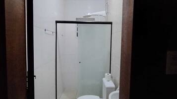 Kamar Quadruple Keluarga | Kamar mandi | Bathtub dan shower terpisah, handuk, sabun, dan sampo