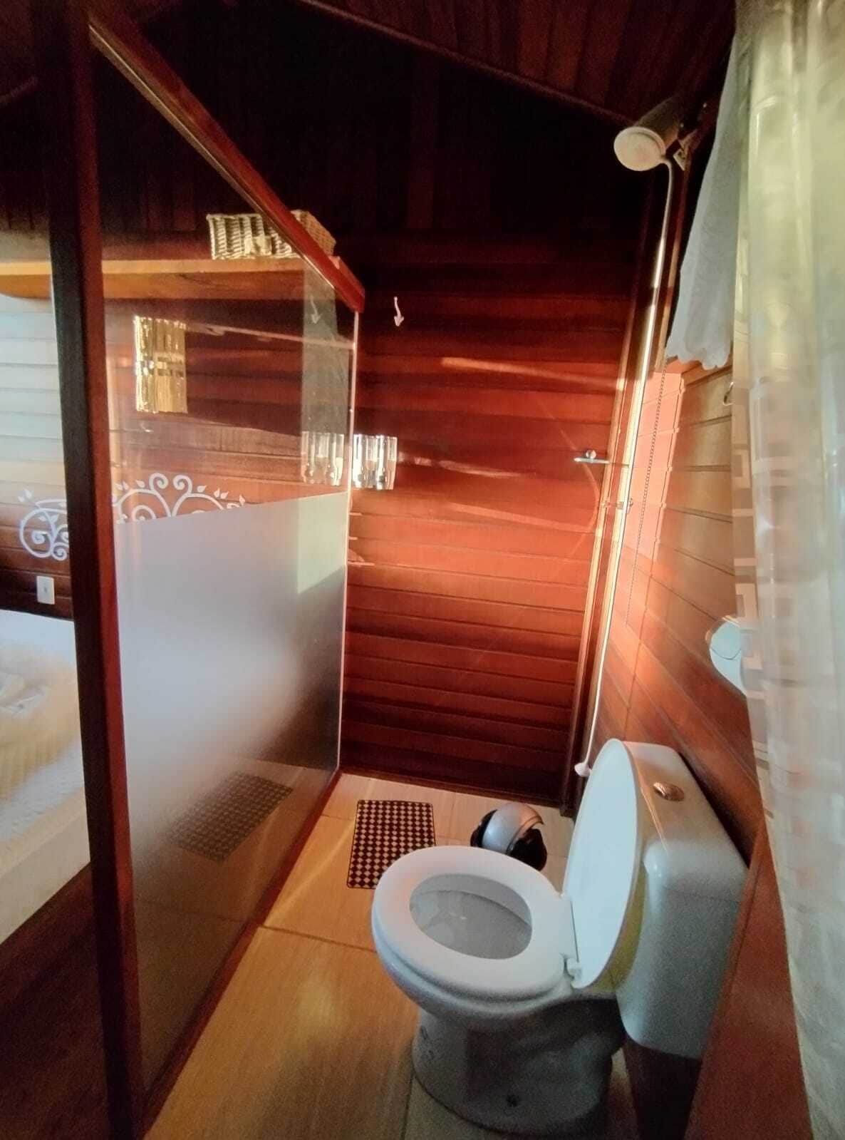 Chalé básico, vista para a montanha | Banheiro | Banheira e chuveiro separados, toalhas de banho, sabonete, shampoo