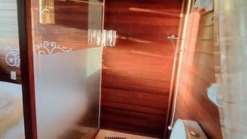 Chalé básico, vista para a montanha | Banheiro | Banheira e chuveiro separados, toalhas de banho, sabonete, shampoo
