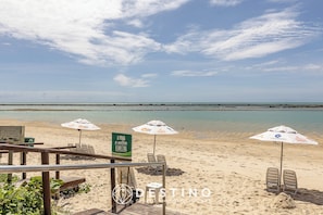 Apartment | Beach | On the beach, white sand, beach umbrellas, beach towels - APTO Vista Beira-Mar | Pé na Areia | Barra Bali | Destino BSM 214 (Barra de São Miguel)