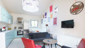 A modern living space with a kitchen, dining area, and seating area. - Maison Fantasio - Welkeys (Dolus-d'Oléron)