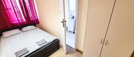 1 室のベッドルーム、アイロン / アイロン台、WiFi (無料)、ベッドシーツ