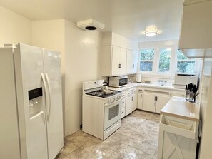 Een koelkast, een magnetron, een oven, een kookplaat