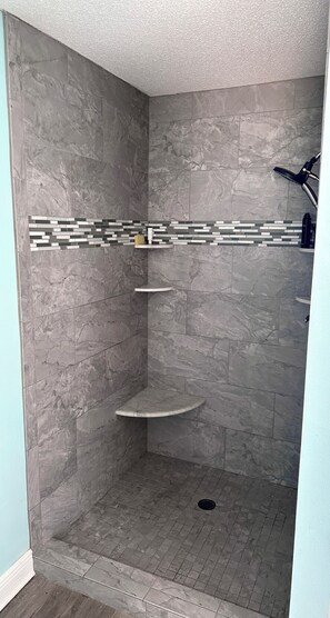 Shower, jetted bath, hair dryer, towels - Forget your worries in this spacious and serene space with a beautiful lake view (Milton)