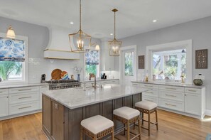 Casa (5 Bedrooms) | Cozinha privada | Geladeira, micro-ondas, fogão, cooktop