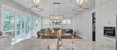 House (5 Bedrooms) | Interior