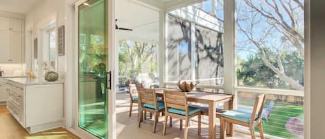 House (5 Bedrooms) | Interior