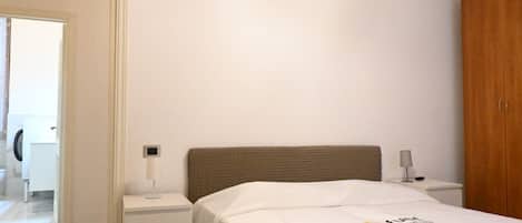 1 bedroom, bed sheets