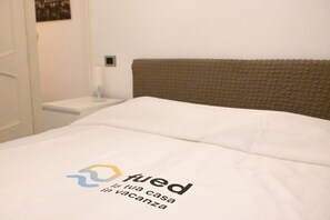 1 bedroom, bed sheets