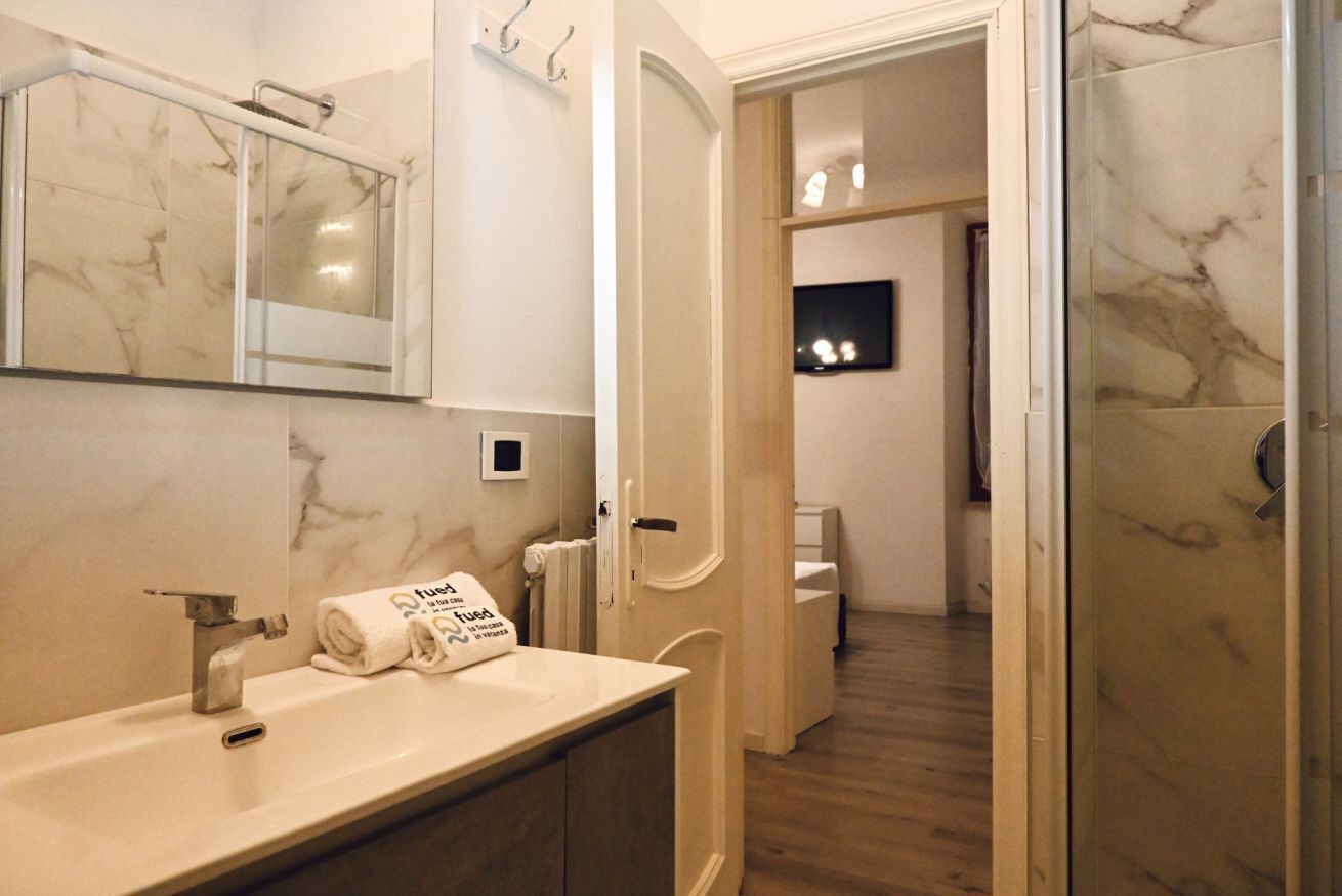 Dusche, Bidet, Handtücher